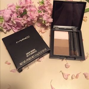 MAC Great Brows Kit in “Fling”